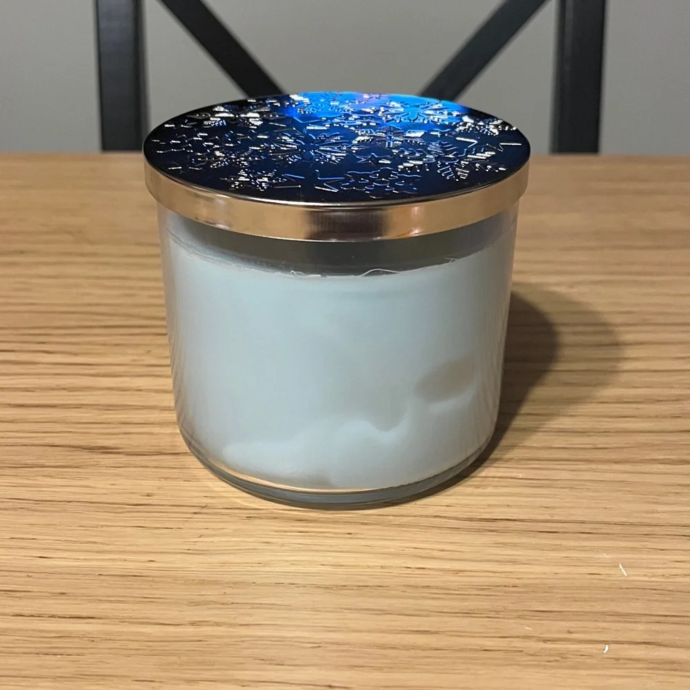 Bath & Body Works 3 Wick Candle. Frozen Lake.